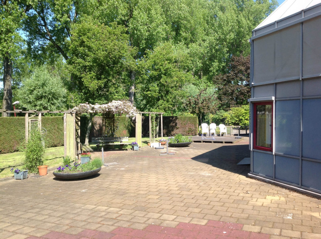 terras en groen rondom Ruwelspad